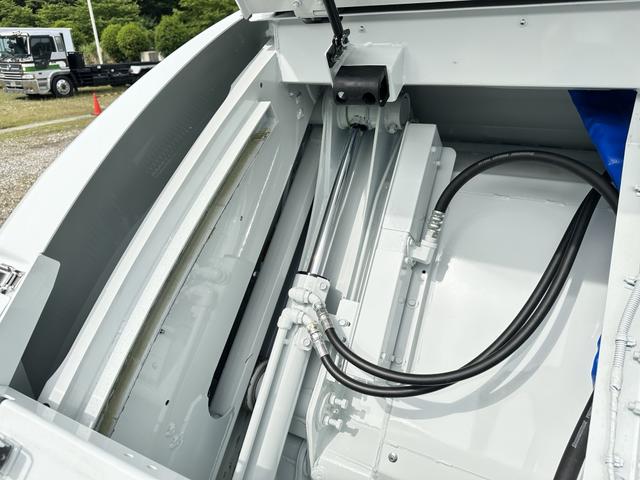 キャンター 　プレス式パッカー車　５．４ｍ３　新明和工業製　２２５０ｋｇ積載　連続積込　汚水タンク付　標準幅　１１尺ミドル　１５０馬力　リヤシャッター式扉（46枚目）