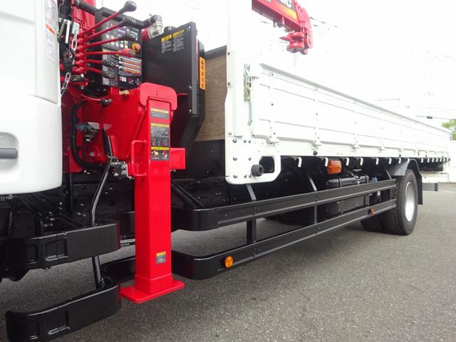 ファイター 　増トン　４段クレーン付　古河ユニック製　警報仕様　ラジコン付　７．７トン積載　ワイド幅　ベッド付　木製あおり３方開　超ワイド角足アウトリガ　２４０馬力（53枚目）