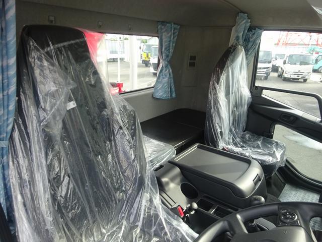 ファイター 　増トン　４段クレーン付　古河ユニック製　警報仕様　ラジコン付　７．７トン積載　ワイド幅　ベッド付　木製あおり３方開　超ワイド角足アウトリガ　２４０馬力（67枚目）