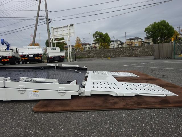 キャンター 車両運搬車 車載専用車 セミAT デュオニック 極東開発工業 フラトップZero タイヤ固縛 ウインチ 3t積載 ワイド 荷台長5.7m 150馬力(17枚目)