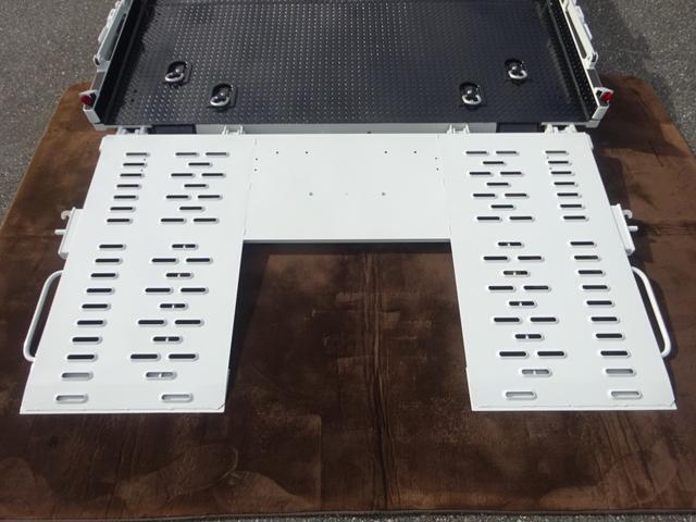 キャンター 車両運搬車 車載専用車 セミAT デュオニック 極東開発工業 フラトップZero タイヤ固縛 ウインチ 3t積載 ワイド 荷台長5.7m 150馬力(18枚目)