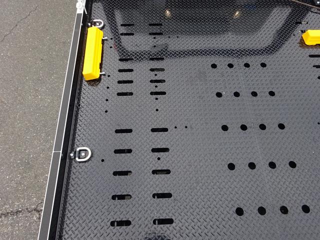 キャンター 車両運搬車 車載専用車 セミAT デュオニック 極東開発工業 フラトップZero タイヤ固縛 ウインチ 3t積載 ワイド 荷台長5.7m 150馬力(26枚目)
