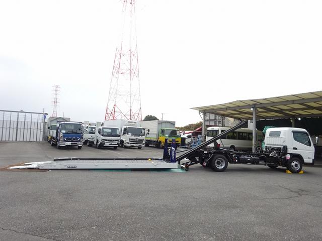 キャンター 車両運搬車 車載専用車 セミAT デュオニック 極東開発工業 フラトップZero タイヤ固縛 ウインチ 3t積載 ワイド 荷台長5.7m 150馬力(27枚目)