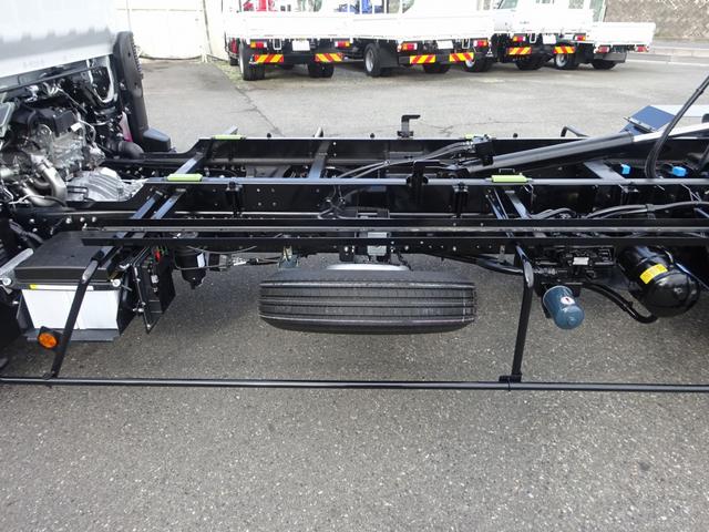 キャンター 車両運搬車 車載専用車 セミAT デュオニック 極東開発工業 フラトップZero タイヤ固縛 ウインチ 3t積載 ワイド 荷台長5.7m 150馬力(39枚目)