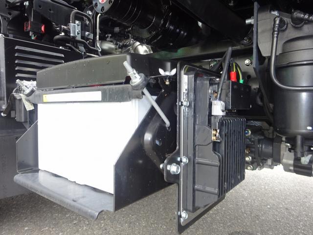 キャンター 車両運搬車 車載専用車 セミAT デュオニック 極東開発工業 フラトップZero タイヤ固縛 ウインチ 3t積載 ワイド 荷台長5.7m 150馬力(46枚目)