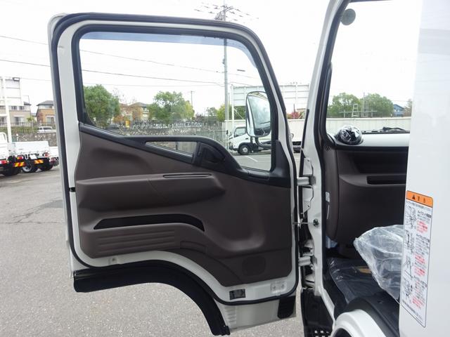 キャンター 車両運搬車 車載専用車 セミAT デュオニック 極東開発工業 フラトップZero タイヤ固縛 ウインチ 3t積載 ワイド 荷台長5.7m 150馬力(54枚目)