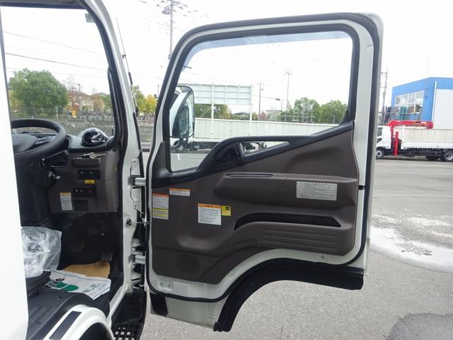 キャンター 車両運搬車 車載専用車 セミAT デュオニック 極東開発工業 フラトップZero タイヤ固縛 ウインチ 3t積載 ワイド 荷台長5.7m 150馬力(55枚目)