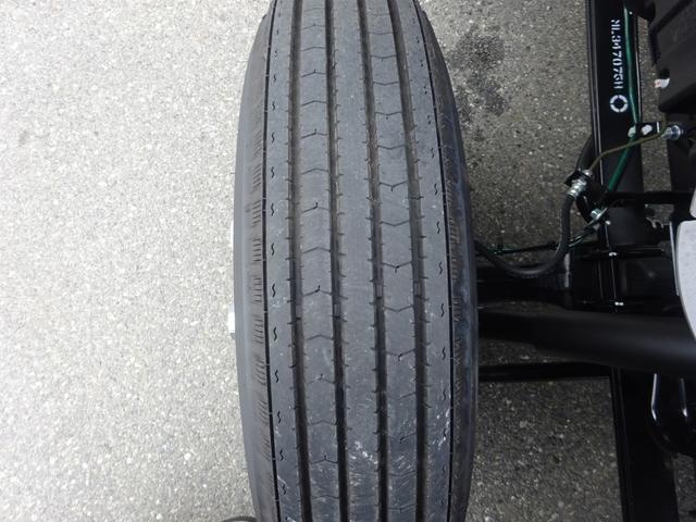 キャンター 車両運搬車 車載専用車 セミAT デュオニック 極東開発工業 フラトップZero タイヤ固縛 ウインチ 3t積載 ワイド 荷台長5.7m 150馬力(61枚目)