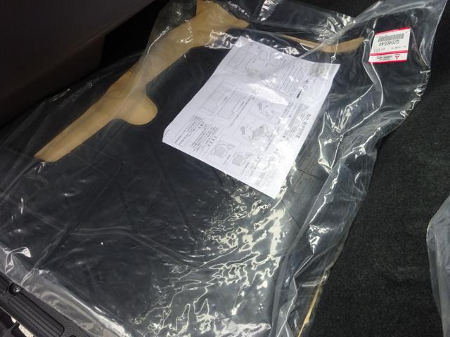 キャンター 車両運搬車 車載専用車 セミAT デュオニック 極東開発工業 フラトップZero タイヤ固縛 ウインチ 3t積載 ワイド 荷台長5.7m 150馬力(70枚目)