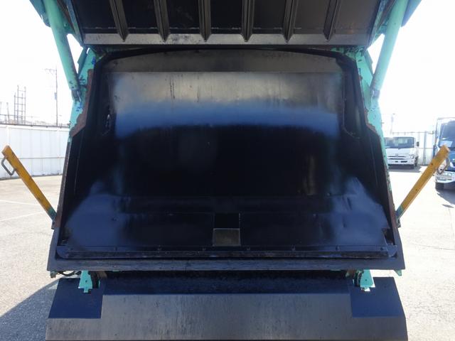 キャンター 　プレス式パッカー　６．０ｍ３　新明和工業製　３．１トン積載　連続積込　汚水タンク付　ワイド　セミロング　１５０馬力　リヤシャッター式扉（15枚目）