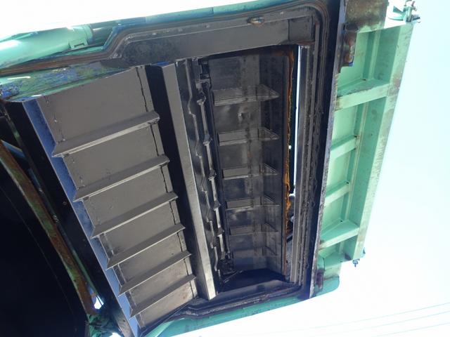 キャンター 　プレス式パッカー　６．０ｍ３　新明和工業製　３．１トン積載　連続積込　汚水タンク付　ワイド　セミロング　１５０馬力　リヤシャッター式扉（18枚目）