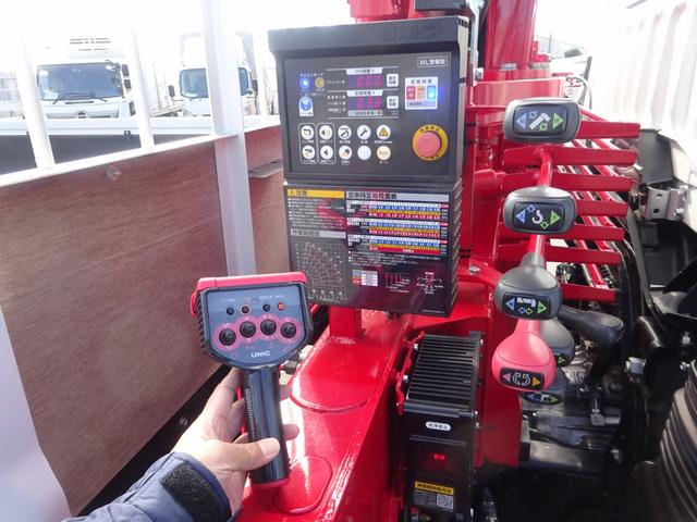 ファイター 　４段クレーン付　古河ユニック製　警報仕様　標準幅　ベッド付　２２５０ｋｇ積載　木製あおり３方開　５．５ｍボディ　床板張り　２４０馬力（19枚目）