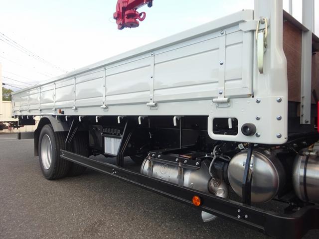 ファイター 　４段クレーン付　古河ユニック製　警報仕様　標準幅　ベッド付　２２５０ｋｇ積載　木製あおり３方開　５．５ｍボディ　床板張り　２４０馬力（28枚目）