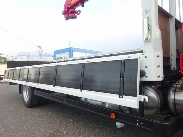 ファイター 　４段クレーン付　古河ユニック製　警報仕様　標準幅　ベッド付　２２５０ｋｇ積載　木製あおり３方開　５．５ｍボディ　床板張り　２４０馬力（30枚目）