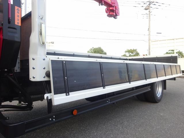 ファイター 　４段クレーン付　古河ユニック製　警報仕様　標準幅　ベッド付　２２５０ｋｇ積載　木製あおり３方開　５．５ｍボディ　床板張り　２４０馬力（31枚目）