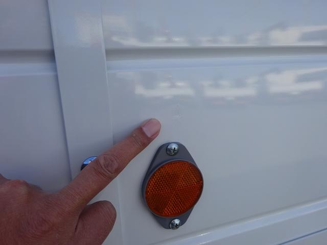 ファイター 　４段クレーン付　古河ユニック製　警報仕様　標準幅　ベッド付　２２５０ｋｇ積載　木製あおり３方開　５．５ｍボディ　床板張り　２４０馬力（75枚目）