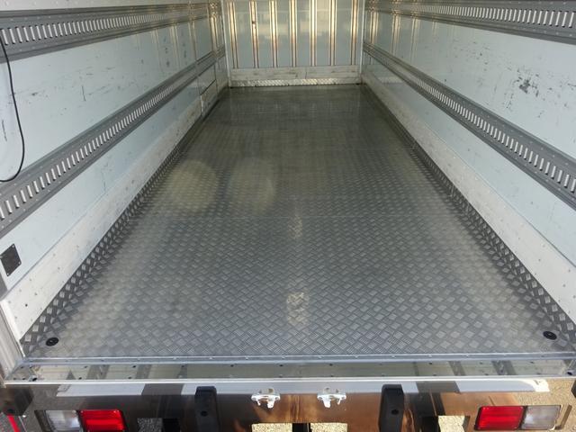 ヒノレンジャー 低温冷凍車 床下格納パワーゲート付 2650kg積載 菱重コールドチェーン製 -30℃設定 左片開きドア ワイド ベッド付 リヤ観音式扉 240馬力(15枚目)