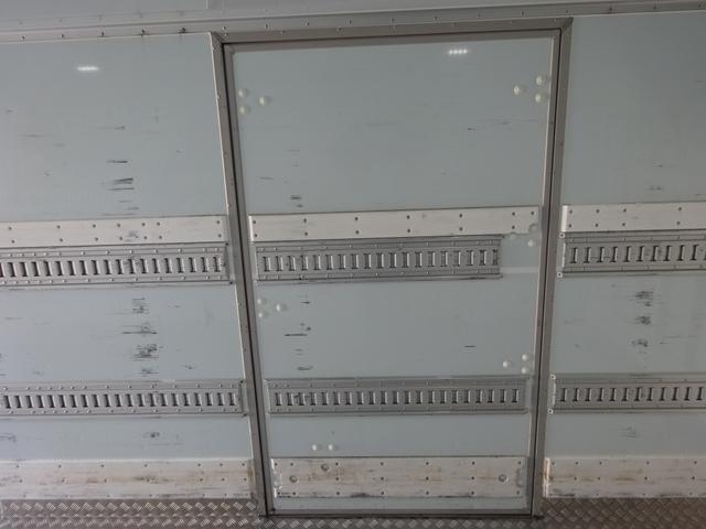 ヒノレンジャー 低温冷凍車 床下格納パワーゲート付 2650kg積載 菱重コールドチェーン製 -30℃設定 左片開きドア ワイド ベッド付 リヤ観音式扉 240馬力(22枚目)