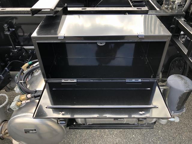 ファイター 　増トン　土砂ダンプ　新明和工業製　８トン積載　３．４ｍボディ　４．０ｍ３　角底　強化一方開　標準幅　ベッド付　リーフサス　油圧式自重計　２４０馬力（29枚目）