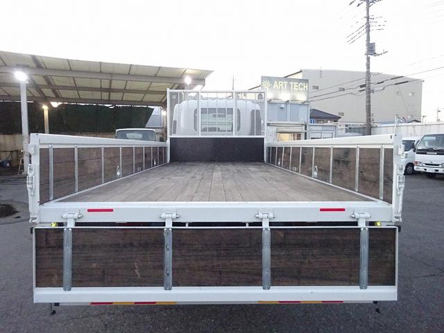フォワード 　増トン　平ボディ　８．４ｔ積載　小平産業製　標準幅　ベッド付　５．３ｍボディ　床板張り　木製あおり３方開　あおり開閉補助装置　ロープ穴２対　２４０馬力（7枚目）