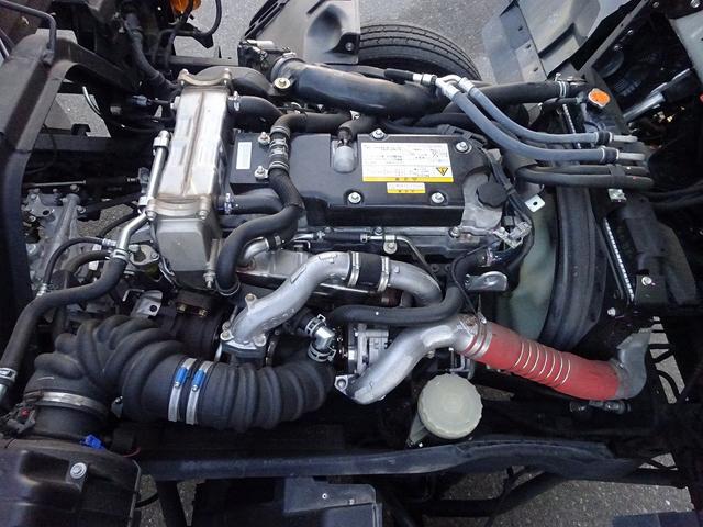 フォワード 　増トン　平ボディ　８．４ｔ積載　小平産業製　標準幅　ベッド付　５．３ｍボディ　床板張り　木製あおり３方開　あおり開閉補助装置　ロープ穴２対　２４０馬力（10枚目）