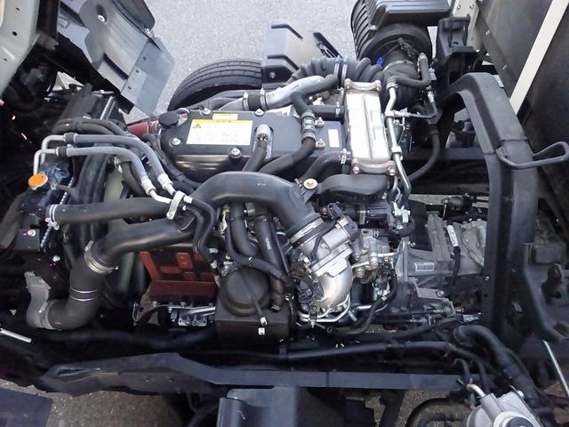 フォワード 　増トン　平ボディ　８．４ｔ積載　小平産業製　標準幅　ベッド付　５．３ｍボディ　床板張り　木製あおり３方開　あおり開閉補助装置　ロープ穴２対　２４０馬力（11枚目）