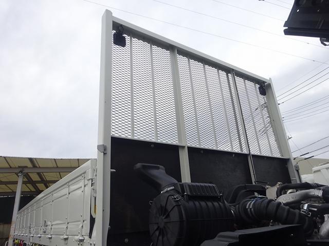 フォワード 　増トン　平ボディ　８．４ｔ積載　小平産業製　標準幅　ベッド付　５．３ｍボディ　床板張り　木製あおり３方開　あおり開閉補助装置　ロープ穴２対　２４０馬力（18枚目）