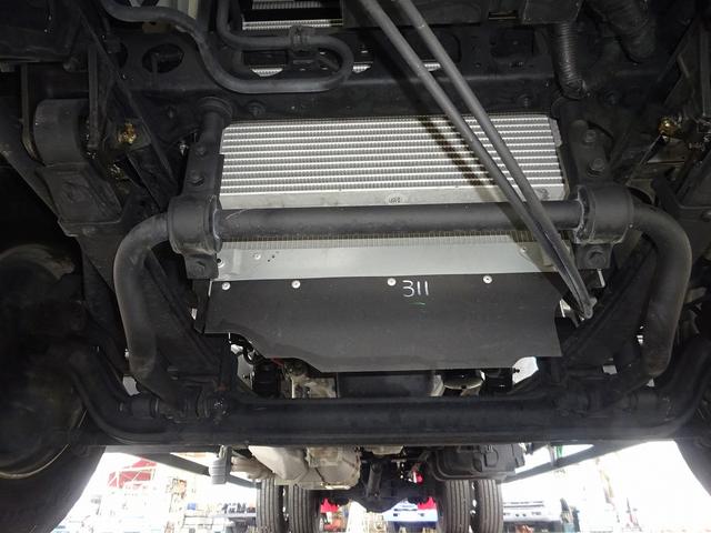 フォワード 　増トン　平ボディ　８．４ｔ積載　小平産業製　標準幅　ベッド付　５．３ｍボディ　床板張り　木製あおり３方開　あおり開閉補助装置　ロープ穴２対　２４０馬力（31枚目）