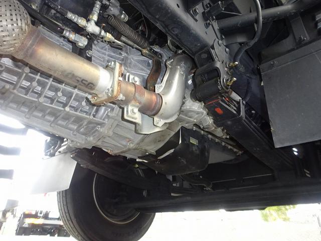 フォワード 　増トン　平ボディ　８．４ｔ積載　小平産業製　標準幅　ベッド付　５．３ｍボディ　床板張り　木製あおり３方開　あおり開閉補助装置　ロープ穴２対　２４０馬力（32枚目）