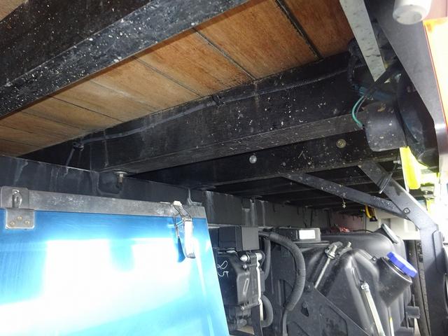 フォワード 　増トン　平ボディ　８．４ｔ積載　小平産業製　標準幅　ベッド付　５．３ｍボディ　床板張り　木製あおり３方開　あおり開閉補助装置　ロープ穴２対　２４０馬力（38枚目）