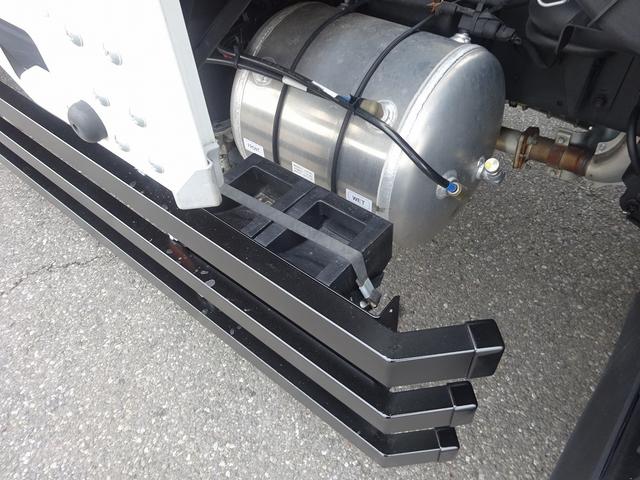 フォワード 　増トン　平ボディ　８．４ｔ積載　小平産業製　標準幅　ベッド付　５．３ｍボディ　床板張り　木製あおり３方開　あおり開閉補助装置　ロープ穴２対　２４０馬力（41枚目）