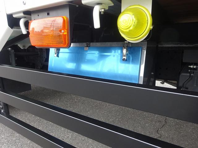 フォワード 　増トン　平ボディ　８．４ｔ積載　小平産業製　標準幅　ベッド付　５．３ｍボディ　床板張り　木製あおり３方開　あおり開閉補助装置　ロープ穴２対　２４０馬力（44枚目）