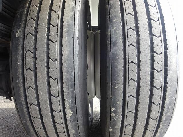 フォワード 　増トン　平ボディ　８．４ｔ積載　小平産業製　標準幅　ベッド付　５．３ｍボディ　床板張り　木製あおり３方開　あおり開閉補助装置　ロープ穴２対　２４０馬力（48枚目）