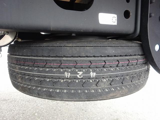 フォワード 　増トン　平ボディ　８．４ｔ積載　小平産業製　標準幅　ベッド付　５．３ｍボディ　床板張り　木製あおり３方開　あおり開閉補助装置　ロープ穴２対　２４０馬力（49枚目）