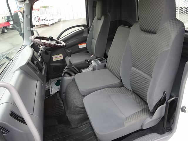 フォワード 　増トン　平ボディ　８．４ｔ積載　小平産業製　標準幅　ベッド付　５．３ｍボディ　床板張り　木製あおり３方開　あおり開閉補助装置　ロープ穴２対　２４０馬力（50枚目）