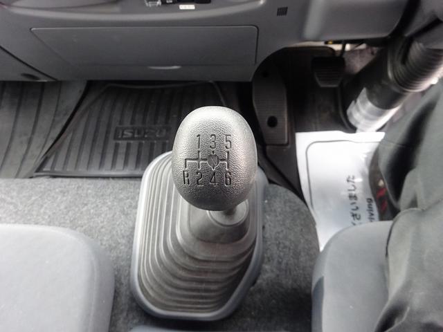 フォワード 　増トン　平ボディ　８．４ｔ積載　小平産業製　標準幅　ベッド付　５．３ｍボディ　床板張り　木製あおり３方開　あおり開閉補助装置　ロープ穴２対　２４０馬力（52枚目）