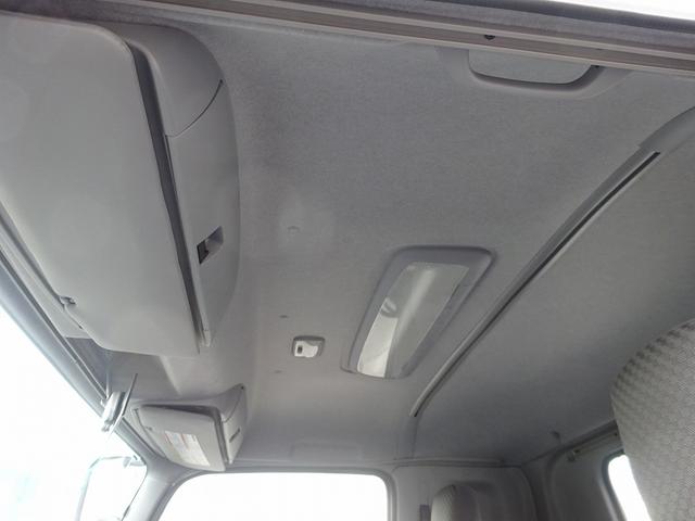 フォワード 　増トン　平ボディ　８．４ｔ積載　小平産業製　標準幅　ベッド付　５．３ｍボディ　床板張り　木製あおり３方開　あおり開閉補助装置　ロープ穴２対　２４０馬力（59枚目）