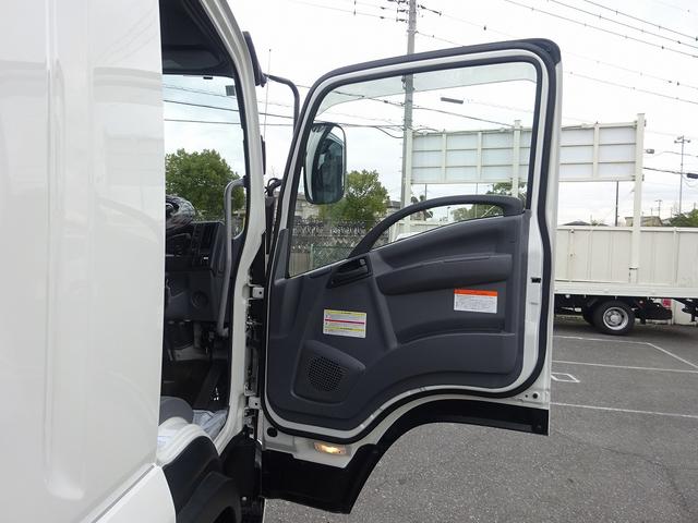 フォワード 　増トン　平ボディ　８．４ｔ積載　小平産業製　標準幅　ベッド付　５．３ｍボディ　床板張り　木製あおり３方開　あおり開閉補助装置　ロープ穴２対　２４０馬力（63枚目）