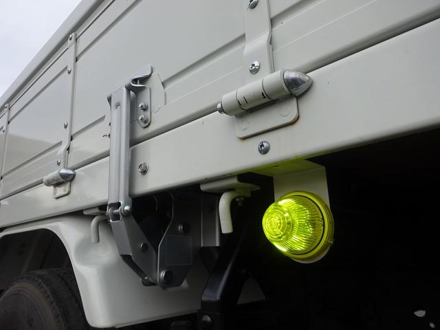 フォワード 　増トン　平ボディ　８．４ｔ積載　小平産業製　標準幅　ベッド付　５．３ｍボディ　床板張り　木製あおり３方開　あおり開閉補助装置　ロープ穴２対　２４０馬力（67枚目）