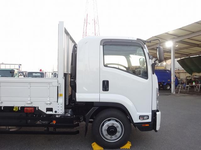 フォワード 　増トン　平ボディ　８．４ｔ積載　小平産業製　標準幅　ベッド付　５．３ｍボディ　床板張り　木製あおり３方開　あおり開閉補助装置　ロープ穴２対　２４０馬力（69枚目）