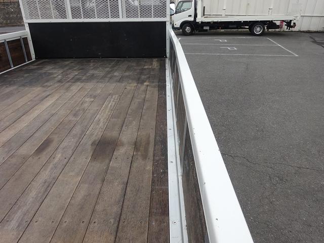 フォワード 　増トン　平ボディ　８．４ｔ積載　小平産業製　標準幅　ベッド付　５．３ｍボディ　床板張り　木製あおり３方開　あおり開閉補助装置　ロープ穴２対　２４０馬力（71枚目）