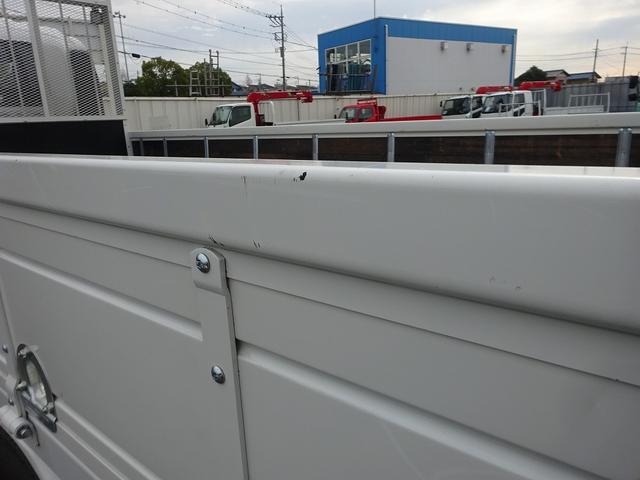 フォワード 　増トン　平ボディ　８．４ｔ積載　小平産業製　標準幅　ベッド付　５．３ｍボディ　床板張り　木製あおり３方開　あおり開閉補助装置　ロープ穴２対　２４０馬力（73枚目）