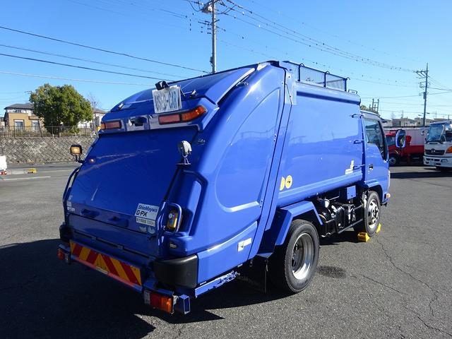 エルフトラック 　プレス式パッカー　４．６ｍ３　新明和工業製　３．３トン積載　連続積込　汚水タンク付　標準幅　１０尺　ルーフキャリア　６速ＭＴ　１５０馬力（4枚目）