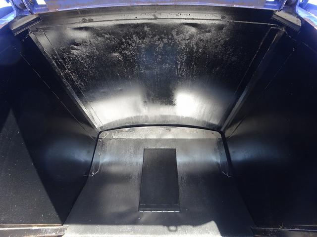 エルフトラック 　プレス式パッカー　４．６ｍ３　新明和工業製　３．３トン積載　連続積込　汚水タンク付　標準幅　１０尺　ルーフキャリア　６速ＭＴ　１５０馬力（12枚目）