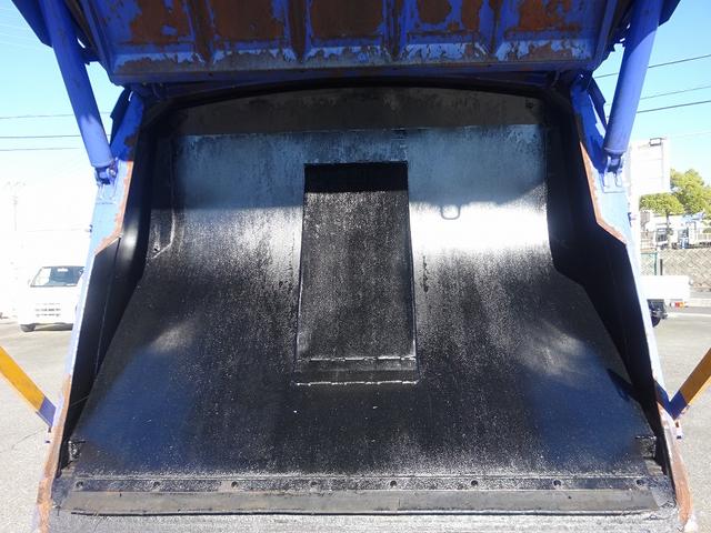 エルフトラック 　プレス式パッカー　４．６ｍ３　新明和工業製　３．３トン積載　連続積込　汚水タンク付　標準幅　１０尺　ルーフキャリア　６速ＭＴ　１５０馬力（15枚目）