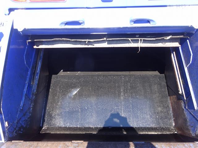 エルフトラック 　プレス式パッカー　４．６ｍ３　新明和工業製　３．３トン積載　連続積込　汚水タンク付　標準幅　１０尺　ルーフキャリア　６速ＭＴ　１５０馬力（16枚目）