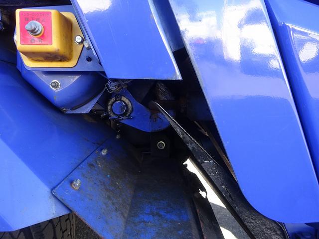 エルフトラック 　プレス式パッカー　４．６ｍ３　新明和工業製　３．３トン積載　連続積込　汚水タンク付　標準幅　１０尺　ルーフキャリア　６速ＭＴ　１５０馬力（23枚目）