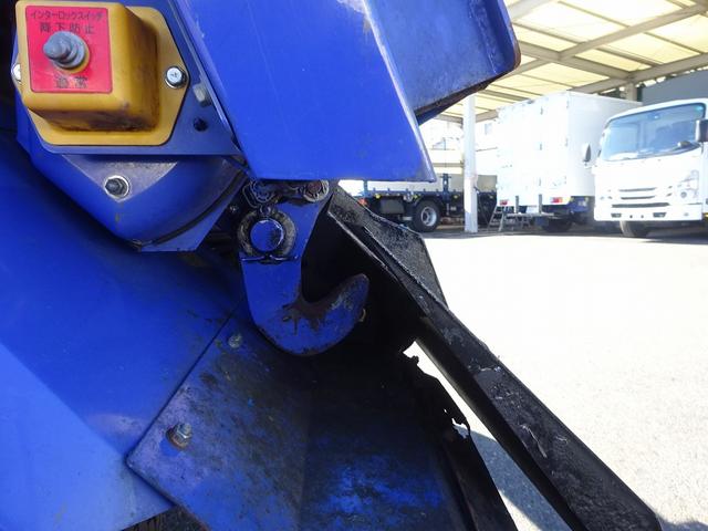 エルフトラック 　プレス式パッカー　４．６ｍ３　新明和工業製　３．３トン積載　連続積込　汚水タンク付　標準幅　１０尺　ルーフキャリア　６速ＭＴ　１５０馬力（25枚目）