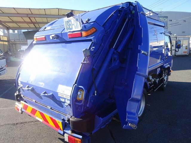 エルフトラック 　プレス式パッカー　４．６ｍ３　新明和工業製　３．３トン積載　連続積込　汚水タンク付　標準幅　１０尺　ルーフキャリア　６速ＭＴ　１５０馬力（31枚目）