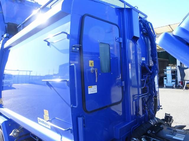 エルフトラック 　プレス式パッカー　４．６ｍ３　新明和工業製　３．３トン積載　連続積込　汚水タンク付　標準幅　１０尺　ルーフキャリア　６速ＭＴ　１５０馬力（34枚目）